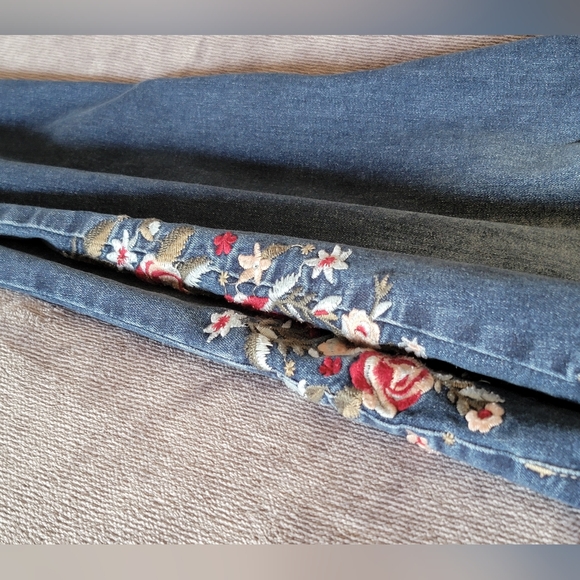 Women's Sz 20 SO Brand Embroidered Blue Jeans PLUS SIZE Y2K Cottagecore NICE - Picture 7 of 9